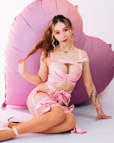 La mujer que convirtió el rosa en una declaración peligrosa