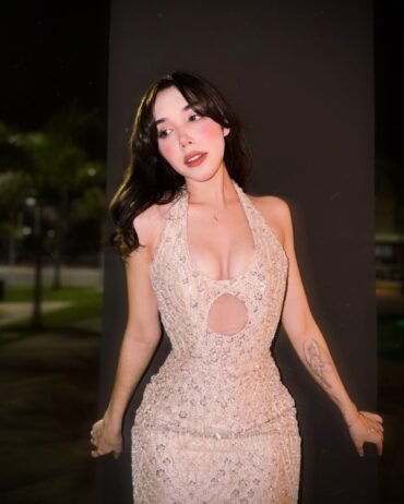 La noche en que se apoyó en la pared… y dejó de fingir compostura